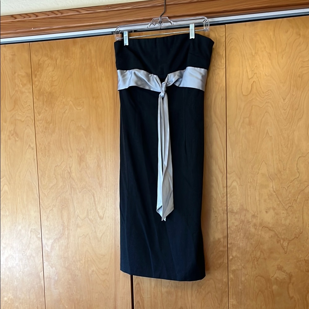 Elegant Black Strapless Dress with Silver Bow